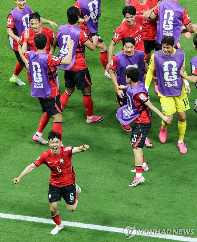 한국과 멕시코의 2026 국제축구연맹(FIFA) 북중미 월드컵 A조 2차전에 우루과이 출신 구스타보 테헤라 주심이 배정됐다. 국제축구연맹(FIFA)은 19일 오전 10시(한국시간) 멕시코 과달라하라 스타디움에서 열리는 한국과 멕시코의 2026 북중미 월드컵 조별리그 A조 2차전 심판진을 16일 발표했다. 부심도 같은 우루과이 출신이다. 카를로스 바레이로, 니콜라스 타란 심판이 라인을 맡는다. 연합뉴스