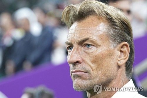 2022 카타르 월드컵에서 사우디아라비아를 이끌고 조별리그에서 아르헨티나를 꺾는 이변을 연출했던 르나르 감독이 16일(한국시간) 튀니지 국가대표팀 사령탑으로 부임했다. 오는 21일 일본과의 2026 북중미 월드컵 F조 조별리그 2차전에서 승리에 도전한다. 사진 연합뉴스