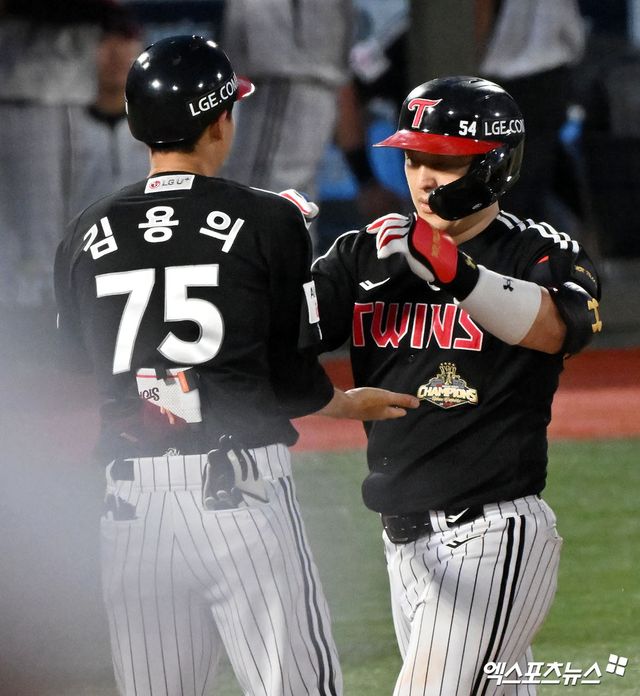 28일 오후 부산 동래구 사직야구장 열린 '2026 신한 SOL Bank KBO리그' LG 트윈스와 롯데 자이언츠의 경기, 4회초 1사 LG 박동원이 솔로 홈런을 날린 후 김용의 코치와 하이파이브를 하고 있다. 엑스포츠뉴스 DB