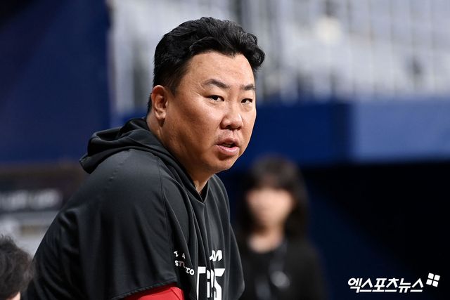 28일 오후 서울 구로구 고척스카이돔에서 열리는 '2026 신한 SOL Bank KBO리그' KIA 타이거즈와 키움 히어로즈의 경기, KIA 이범호 감독이 훈련을 지켜보고 있다. 엑스포츠뉴스 DB