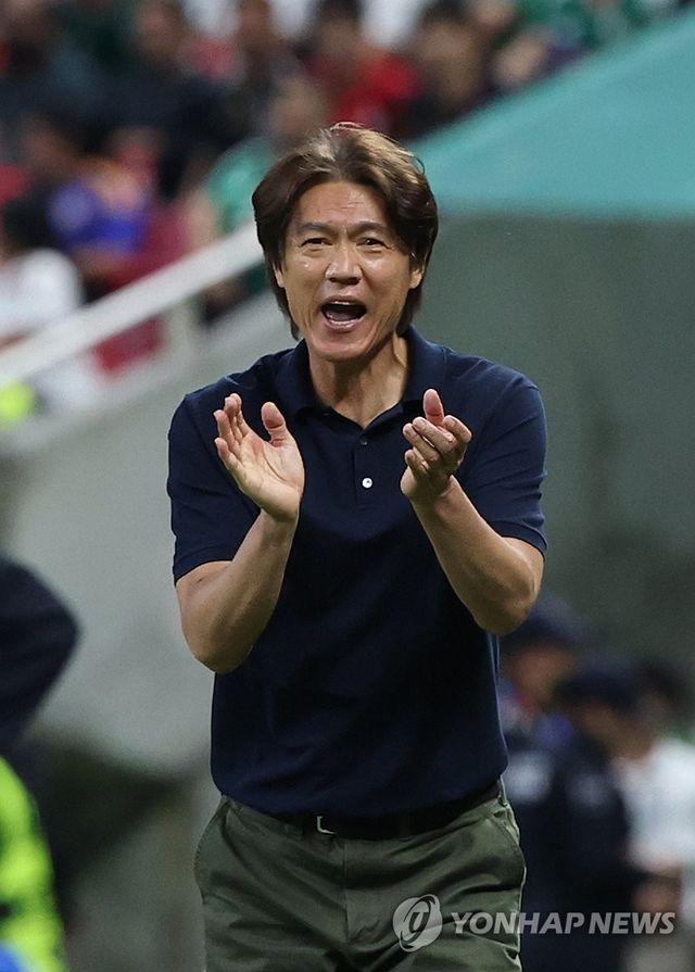 한국과 멕시코의 2026 국제축구연맹(FIFA) 북중미 월드컵 A조 2차전에 우루과이 출신 구스타보 테헤라 주심이 배정됐다. 국제축구연맹(FIFA)은 19일 오전 10시(한국시간) 멕시코 과달라하라 스타디움에서 열리는 한국과 멕시코의 2026 북중미 월드컵 조별리그 A조 2차전 심판진을 16일 발표했다. 부심도 같은 우루과이 출신이다. 카를로스 바레이로, 니콜라스 타란 심판이 라인을 맡는다. 연합뉴스