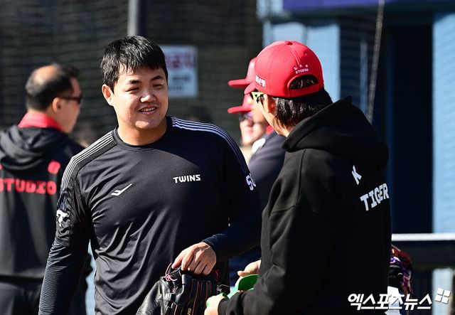2일 오후 서울 송파구 잠실야구장에서 열리는 '2026 신한 SOL Bank KBO리그' KIA 타이거즈와 LG 트윈스의 경기에 앞서 LG 장현식과 KIA 나성범이 인사를 나누고 있다. 엑스포츠뉴스 DB