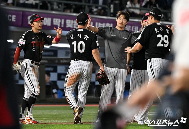 27일 오후 부산 동래구 사직야구장 열린 '2026 신한 SOL Bank KBO리그' LG 트윈스와 롯데 자이언츠의 경기, LG가 문정빈의 역전 3루타에 힘입어 롯데에 8:6으로 승리하며 4연승을 기록했다. 이날 경기에서 승리한 LG 선수들이 기뻐하고 있다. 엑스포츠뉴스 DB