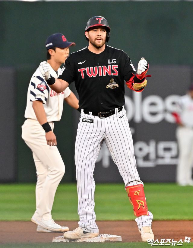 27일 오후 부산 동래구 사직야구장 열린 '2026 신한 SOL Bank KBO리그' LG 트윈스와 롯데 자이언츠의 경기, 1회초 1사 2루 LG 오스틴이 1타점 2루타를 날린 후 기뻐하고 있다. 엑스포츠뉴스 DB