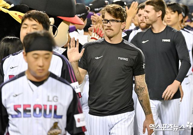 29일 오후 서울 송파구 잠실야구장에서 열린 '2026 신한 SOL Bank KBO리그' KIA 타이거즈와 LG 트윈스의 경기, LG가 송찬의와 오지환의 3점 홈런을 앞세워 KIA에 12:2 대승을 거뒀다. 이날 경기에서 승리한 LG 웰스가 하이파이브를 하고 있다. 엑스포츠뉴스 DB