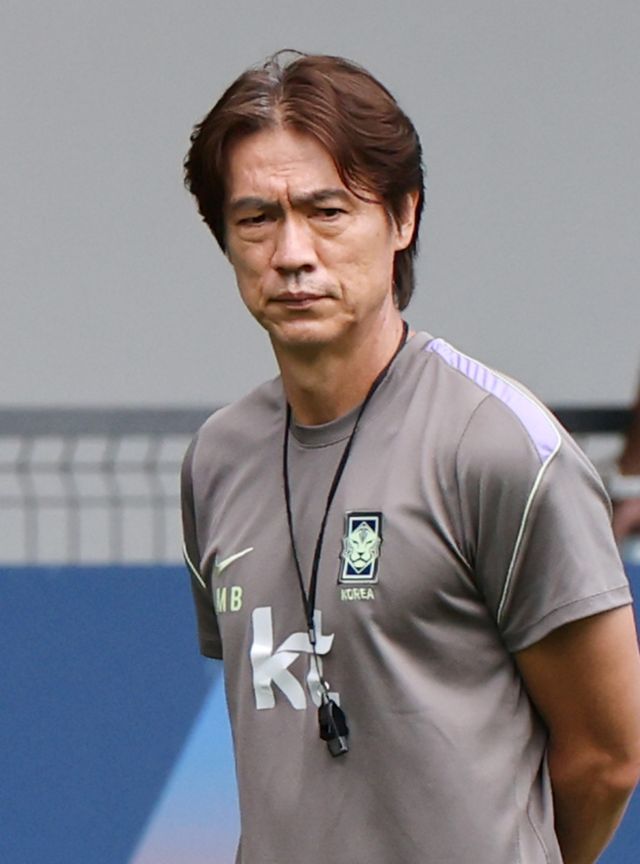 독일 유력지 '빌트'가 2026 국제축구연맹(FIFA) 북중미 월드컵에 참가한 홍명보호의 훈련장에 불법 드론이 출현했다는 소식을 다뤘다. 17일(한국시간) 멕시코 과달라하라 인근 베이스캠프 훈련장 치바스 베르데 바예에서 훈련을 진행하던 홍명보호 위로 신원이 확인되지 않은 두 외국인 남성이 띄운 드론이 출현한 것으로 알려졌다. 사진 연합뉴스