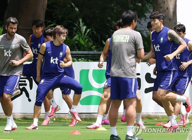 독일 유력지 '빌트'가 2026 국제축구연맹(FIFA) 북중미 월드컵에 참가한 홍명보호의 훈련장에 불법 드론이 출현했다는 소식을 다뤘다. 17일(한국시간) 멕시코 과달라하라 인근 베이스캠프 훈련장 치바스 베르데 바예에서 훈련을 진행하던 홍명보호 위로 신원이 확인되지 않은 두 외국인 남성이 띄운 드론이 출현한 것으로 알려졌다. 사진 연합뉴스