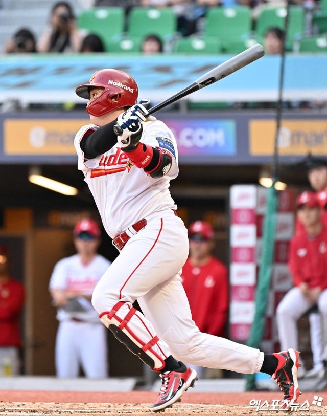 롯데는 17일 인천 SSG 랜더스필드에서 열린 SSG 랜더스와 2026 신한 SOL Bank KBO 리그 정규시즌 원정경기에서 2-1, 한 점 차 승리를 거뒀다. 롯데는 지난달 19~21일 열린 한화 이글스와 대전 3연전에서 2승(1경기 우천순연)을 거두며 위닝시리즈를 챙긴 후, 무려 7시리즈 연속 루징을 기록했으나 이번 SSG전을 통해 수렁에서 벗어났다. SSG는 4연패를 기록하면서 롯데에 순위가 뒤집힐 위기에 놓였다. 인천, 양정웅 기자