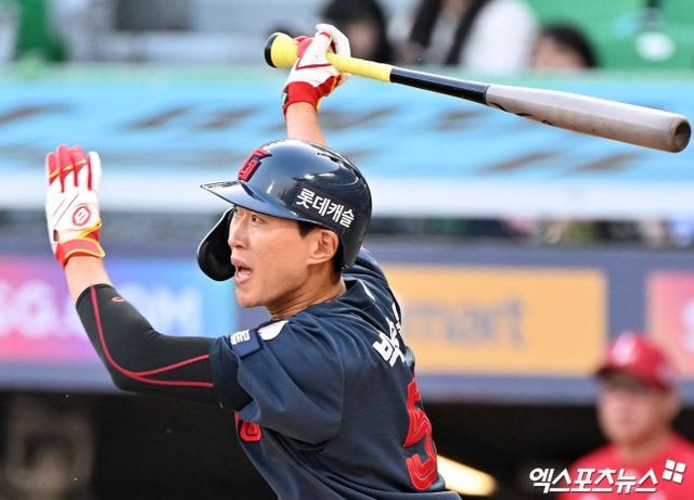 롯데는 17일 인천 SSG 랜더스필드에서 열린 SSG 랜더스와 2026 신한 SOL Bank KBO 리그 정규시즌 원정경기에서 2-1, 한 점 차 승리를 거뒀다. 롯데는 지난달 19~21일 열린 한화 이글스와 대전 3연전에서 2승(1경기 우천순연)을 거두며 위닝시리즈를 챙긴 후, 무려 7시리즈 연속 루징을 기록했으나 이번 SSG전을 통해 수렁에서 벗어났다. SSG는 4연패를 기록하면서 롯데에 순위가 뒤집힐 위기에 놓였다. 인천, 양정웅 기자
