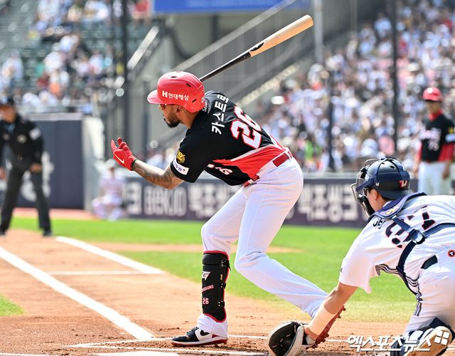 19일 오후 서울 송파구 잠실야구장에서 열린 '2026 신한 SOL Bank KBO리그' KIA 타이거즈와 두산 베어스의 경기, 1회초 2사 1루 KIA 카스트로가 중전안타를 날리고 있다. 엑스포츠뉴스 DB