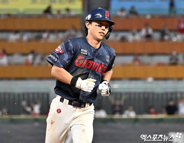 롯데는 17일 인천 SSG 랜더스필드에서 열린 SSG 랜더스와 2026 신한 SOL Bank KBO 리그 정규시즌 원정경기에서 2-1, 한 점 차 승리를 거뒀다. 롯데는 지난달 19~21일 열린 한화 이글스와 대전 3연전에서 2승(1경기 우천순연)을 거두며 위닝시리즈를 챙긴 후, 무려 7시리즈 연속 루징을 기록했으나 이번 SSG전을 통해 수렁에서 벗어났다. SSG는 4연패를 기록하면서 롯데에 순위가 뒤집힐 위기에 놓였다. 이날 경기에선 롯데 전민재는 6회 역전 투런포를 터트려 승리의 주역이 됐다. 인천, 양정웅 기자