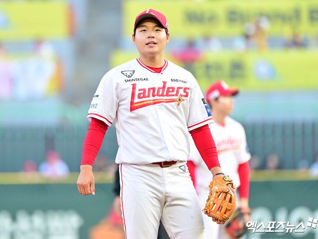 11일 오후 인천SSG랜더스필드에서 열린 '2025 신한 SOL Bank KBO리그' KIA 타이거즈와 SSG 랜더스의 더블헤더 2차전 경기, 3회말 SSG 김수윤이 KIA 정해원의 내야땅볼때 송구 실책을 한 후 아쉬워하고 있다. 엑스포츠뉴스 DB