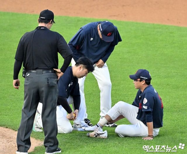 롯데는 17일 인천 SSG 랜더스필드에서 열린 SSG 랜더스와 2026 신한 SOL Bank KBO 리그 정규시즌 원정경기에서 2-1, 한 점 차 승리를 거뒀다. 롯데는 지난달 19~21일 열린 한화 이글스와 대전 3연전에서 2승(1경기 우천순연)을 거두며 위닝시리즈를 챙긴 후, 무려 7시리즈 연속 루징을 기록했으나 이번 SSG전을 통해 수렁에서 벗어났다. SSG는 4연패를 기록하면서 롯데에 순위가 뒤집힐 위기에 놓였다. 인천, 양정웅 기자