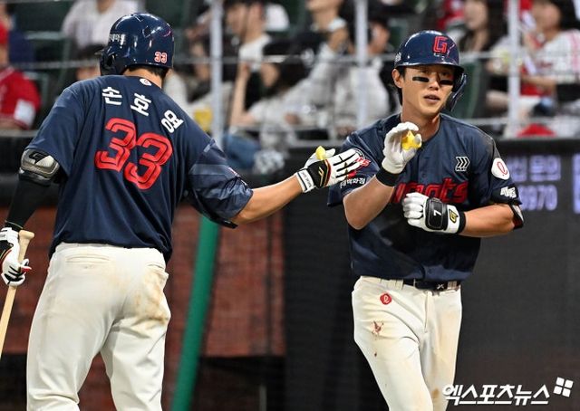롯데는 17일 인천 SSG 랜더스필드에서 열린 SSG 랜더스와 2026 신한 SOL Bank KBO 리그 정규시즌 원정경기에서 2-1, 한 점 차 승리를 거뒀다. 롯데는 지난달 19~21일 열린 한화 이글스와 대전 3연전에서 2승(1경기 우천순연)을 거두며 위닝시리즈를 챙긴 후, 무려 7시리즈 연속 루징을 기록했으나 이번 SSG전을 통해 수렁에서 벗어났다. SSG는 4연패를 기록하면서 롯데에 순위가 뒤집힐 위기에 놓였다. 이날 경기에선 롯데 전민재는 6회 역전 투런포를 터트려 승리의 주역이 됐다. 인천, 양정웅 기자