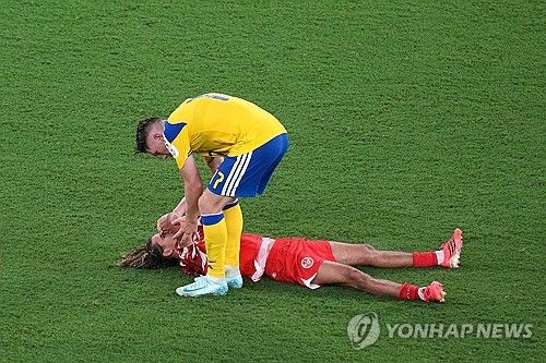 일본전을 앞두고 튀니지의 신임 사령탑으로 선임된 에르베 르나르 감독이 일본을 아시아 최고의 팀이라고 치켜세웠다. 튀니지는 지난 1차전서 스웨덴에 1-5로 대패해 조 최하위로 떨어진 튀니지 입장에서는 이번 일본전을 무조건 승리로 이끌고 봐야 한다. 조별리그 탈락 위기에 몰린 튀니지를 살릴 묘수를 찾아야 하는 르나르 감독은 지난 17일 현지 취재진과 인터뷰를 통해 일본의 전력을 높게 평가했다. 연합뉴스