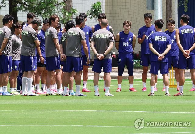 독일 유력지 '빌트'가 2026 국제축구연맹(FIFA) 북중미 월드컵에 참가한 홍명보호의 훈련장에 불법 드론이 출현했다는 소식을 다뤘다. 17일(한국시간) 멕시코 과달라하라 인근 베이스캠프 훈련장 치바스 베르데 바예에서 훈련을 진행하던 홍명보호 위로 신원이 확인되지 않은 두 외국인 남성이 띄운 드론이 출현한 것으로 알려졌다. 사진 연합뉴스