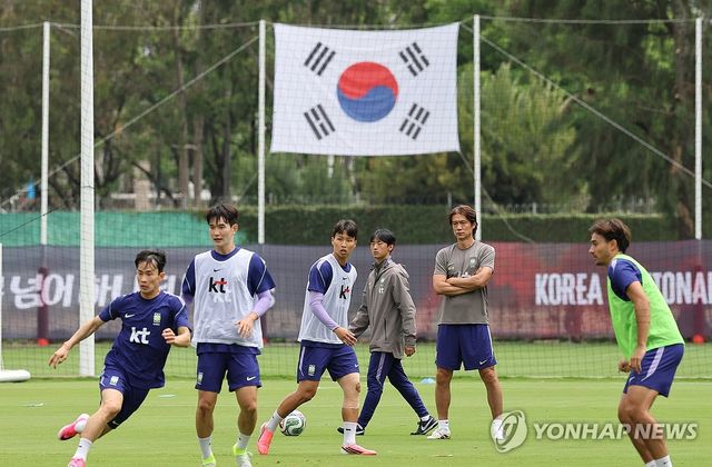 독일 유력지 '빌트'가 2026 국제축구연맹(FIFA) 북중미 월드컵에 참가한 홍명보호의 훈련장에 불법 드론이 출현했다는 소식을 다뤘다. 17일(한국시간) 멕시코 과달라하라 인근 베이스캠프 훈련장 치바스 베르데 바예에서 훈련을 진행하던 홍명보호 위로 신원이 확인되지 않은 두 외국인 남성이 띄운 드론이 출현한 것으로 알려졌다. 사진 연합뉴스