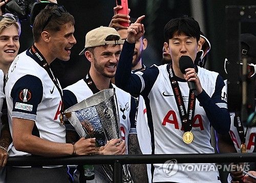 토트넘 소식통 토트넘 홋스퍼 뉴스는 16일(한국시간) 손흥민(LAFC)의 임대 복귀 가능성이 제기됐다고 보도했다. 손흥민은 2015년 토트넘에 입단해 10년을 뛰면서 공식전 453경기에 출전해 173골 101도움을 올렸다. 토트넘 마지막 시즌엔 팀의 주장으로서 유럽축구연맹(UEFA) 유로파리그 트로피까지 들어올리며 구단 레전드로 등극했다. 손흥민은 지난해 8월 미국 메이저리그사커(MLS)의 LAFC로 이적하면서 10년 만에 토트넘과 결별했는데, 매체에 따르면 전 스카우터 브라이언 킹은 토트넘이 다음 시즌을 위해 손흥민을 1년 동안 다시 데려오려고 시도했다고 주장했다. 연합뉴스