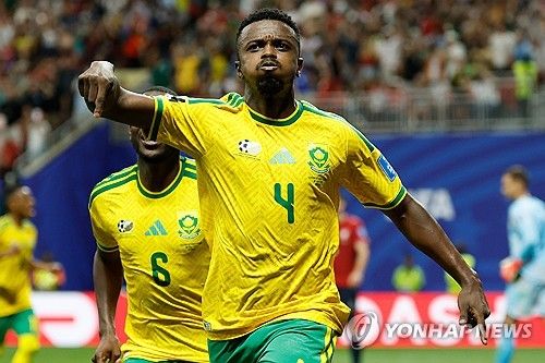 남아프리카공화국 축구 국가대표팀의 핵심 중의 핵심인 미드필더 테보호 모코에나가 체코전에서 받은 옐로카드로 인한 경고 누적으로 한국과의 조별리그 최종전(3차전)에 결장한다. 모코에나가 남아공 대표팀에서 절대 빠질 수 없는 선수로 꼽히기 때문에 모코에나의 결장은 홍명보호에 큰 호재다. 사진 연합뉴스