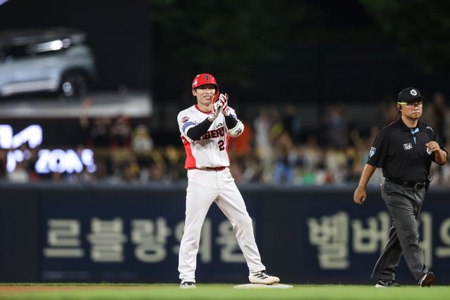18일 오후 광주-KIA챔피언스필드에서 열린 '2026 신한 SOL KBO리그' LG 트윈스와 KIA 타이거즈의 경기, 5회말 무사 1, 3루 KIA 김호령이 2타점 적시타를 날린 뒤 기뻐하고 있다. KIA 타이거즈