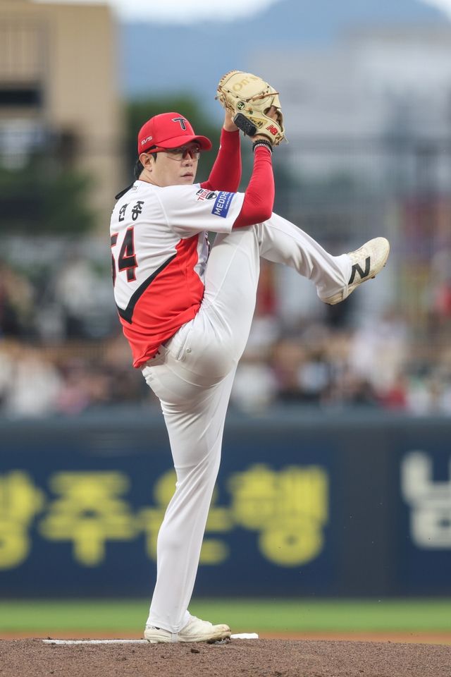 18일 오후 광주-KIA챔피언스필드에서 열린 '2026 신한 SOL KBO리그' LG 트윈스와 KIA 타이거즈의 경기, KIA 선발 양현종이 공을 힘차게 던지고 있다. KIA 타이거즈