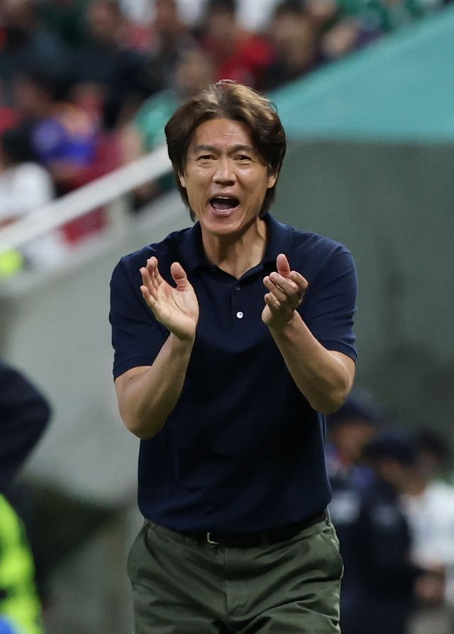 남아프리카공화국 축구 국가대표팀의 핵심 중의 핵심인 미드필더 테보호 모코에나가 체코전에서 받은 옐로카드로 인한 경고 누적으로 한국과의 조별리그 최종전(3차전)에 결장한다. 모코에나가 남아공 대표팀에서 절대 빠질 수 없는 선수로 꼽히기 때문에 모코에나의 결장은 홍명보호에 큰 호재다. 사진 연합뉴스
