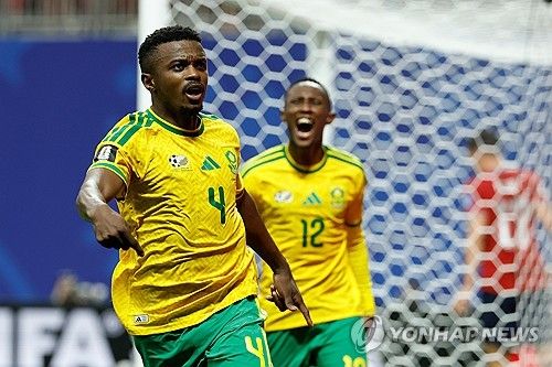 남아프리카공화국 축구 국가대표팀의 핵심 중의 핵심인 미드필더 테보호 모코에나가 체코전에서 받은 옐로카드로 인한 경고 누적으로 한국과의 조별리그 최종전(3차전)에 결장한다. 모코에나가 남아공 대표팀에서 절대 빠질 수 없는 선수로 꼽히기 때문에 모코에나의 결장은 홍명보호에 큰 호재다. 사진 연합뉴스