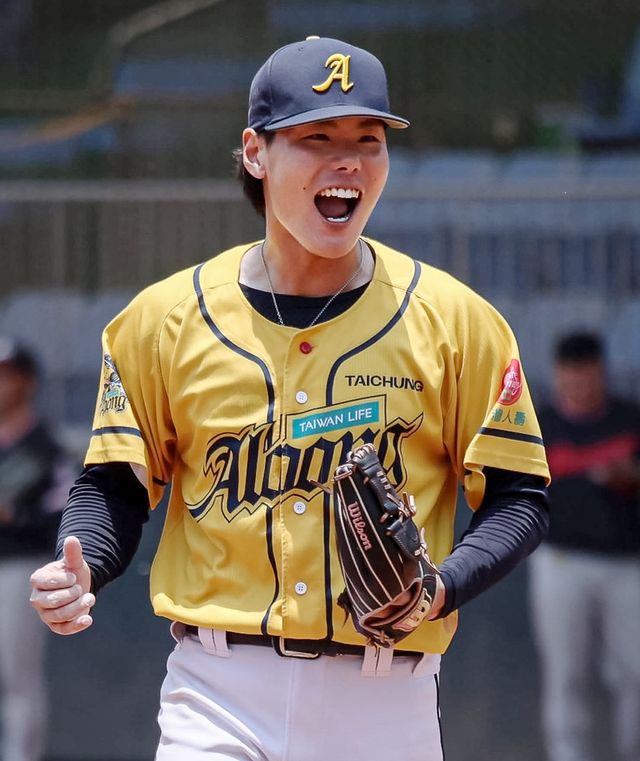 롯데는 18일 '팀 마운드 강화를 위해 일본 출신 이이무라 쇼타(飯村将太)를 아시아쿼터 선수로 총액 7만 달러(약 1억 640만원)에 영입했다'고 발표했다. 기존 아시아쿼터 투수 쿄야마 마사야는 이로써 팀을 떠나게 됐다. 이이무라는 184cm, 86kg의 체격을 갖춘 우완 투수이다. 평균 147km/h, 최고 153km/h의 직구 구위와 스트라이크 존 낮은 코스를 공략할 수 있는 변화구 제구가 강점이다. 특히 슬라이더, 커브, 싱커 등 좌우 횡적 움직임이 좋은 변화구와 종으로 떨어지는 스플리터까지 고루 갖추어 효과적인 경기 운영을 할 수 있는 유형으로 평가받는다. 롯데 자이언츠