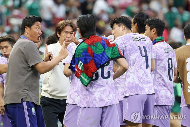 홍명보 감독이 이끄는 대한민국 축구 국가대표팀은 19일(한국시간) 멕시코 과달라하라의 과달라하라 스타디움에서 열린 멕시코와의 2026 국제축구연맹(FIFA) 북중미 월드컵 조별리그 A조 2차전에서 0-1로 패했다. 경기 전 FIFA 랭킹 22위에 올라 12년 11개월 만에 FIFA 랭킹에서 이란을 추월해 아시아 2위 자리를 차지했던 한국은 멕시코전 패배로 랭킹포인트 20.80점이 깎여 1591.75점이 됐다. 랭킹포인트가 줄어들면서 한국의 FIFA 랭킹도 24위로 두 계단 떨어졌고, 22위와 23위엔 각각 호주와 이란이 자리했다. 연합뉴스