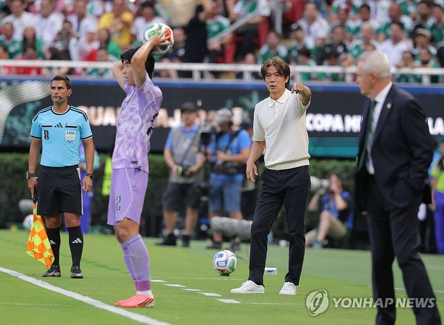 홍명보 감독이 이끄는 대한민국 축구 국가대표팀은 19일(한국시간) 멕시코 과달라하라의 과달라하라 스타디움에서 열린 멕시코와의 2026 국제축구연맹(FIFA) 북중미 월드컵 조별리그 A조 2차전에서 0-1로 패했다. 경기 전 FIFA 랭킹 22위에 올라 12년 11개월 만에 FIFA 랭킹에서 이란을 추월해 아시아 2위 자리를 차지했던 한국은 멕시코전 패배로 랭킹포인트 20.80점이 깎여 1591.75점이 됐다. 랭킹포인트가 줄어들면서 한국의 FIFA 랭킹도 24위로 두 계단 떨어졌고, 22위와 23위엔 각각 호주와 이란이 자리했다. 연합뉴스