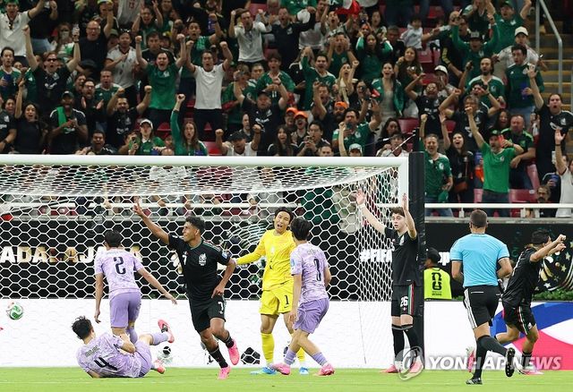 홍명보 감독이 이끄는 대한민국 축구 국가대표팀은 19일(한국시간) 멕시코 과달라하라의 과달라하라 스타디움에서 열린 멕시코와의 2026 국제축구연맹(FIFA) 북중미 월드컵 조별리그 A조 2차전에서 0-1로 패했다. 경기 전 FIFA 랭킹 22위에 올라 12년 11개월 만에 FIFA 랭킹에서 이란을 추월해 아시아 2위 자리를 차지했던 한국은 멕시코전 패배로 랭킹포인트 20.80점이 깎여 1591.75점이 됐다. 랭킹포인트가 줄어들면서 한국의 FIFA 랭킹도 24위로 두 계단 떨어졌고, 22위와 23위엔 각각 호주와 이란이 자리했다. 연합뉴스