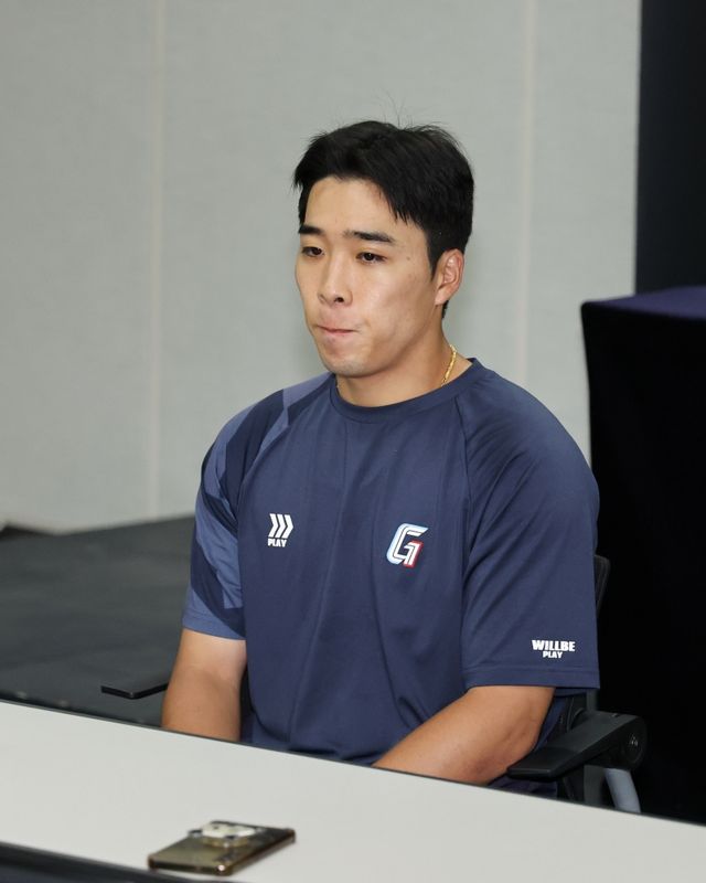 롯데 자이언츠 외야수 김동혁이 2일 광주-KIA챔피언스필드에서 열리는 2026 신한 SOL KBO리그 KIA 타이거즈와의 정규시즌 7차전을 앞두고 1군 엔트리에 올라왔다. 김동혁은 지난 2월 대만 타이난 숙소 인근에 위치한 사행성 오락실에 방문해 전자 베팅 게임을 이용한 사실이 확인됐고, 한국야구위원회(KBO) 상벌위원회로부터 50경기 출전 정지 징계를 받았다. 지난달 29일 창원 NC 다이노스전까지 50경기를 채우면서 징계를 마쳤고, 30~31일 퓨처스리그 경기를 소화했다. 롯데 자이언츠