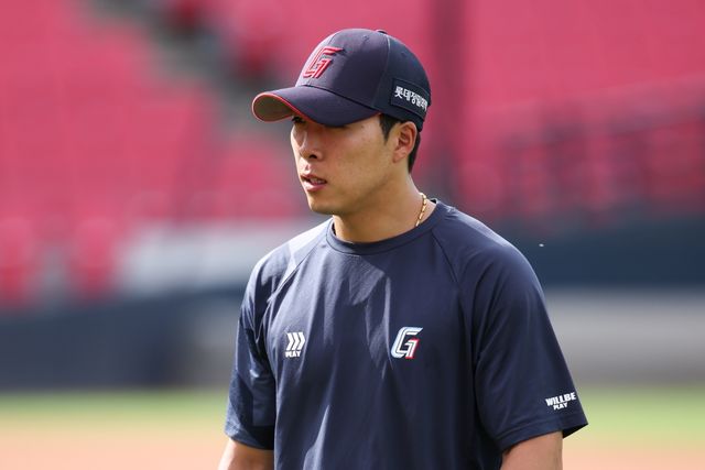 롯데 자이언츠 외야수 김동혁이 2일 광주-KIA챔피언스필드에서 열리는 2026 신한 SOL KBO리그 KIA 타이거즈와의 정규시즌 7차전을 앞두고 1군 엔트리에 올라왔다. 김동혁은 지난 2월 대만 타이난 숙소 인근에 위치한 사행성 오락실에 방문해 전자 베팅 게임을 이용한 사실이 확인됐고, 한국야구위원회(KBO) 상벌위원회로부터 50경기 출전 정지 징계를 받았다. 지난달 29일 창원 NC 다이노스전까지 50경기를 채우면서 징계를 마쳤고, 30~31일 퓨처스리그 경기를 소화했다. 롯데 자이언츠