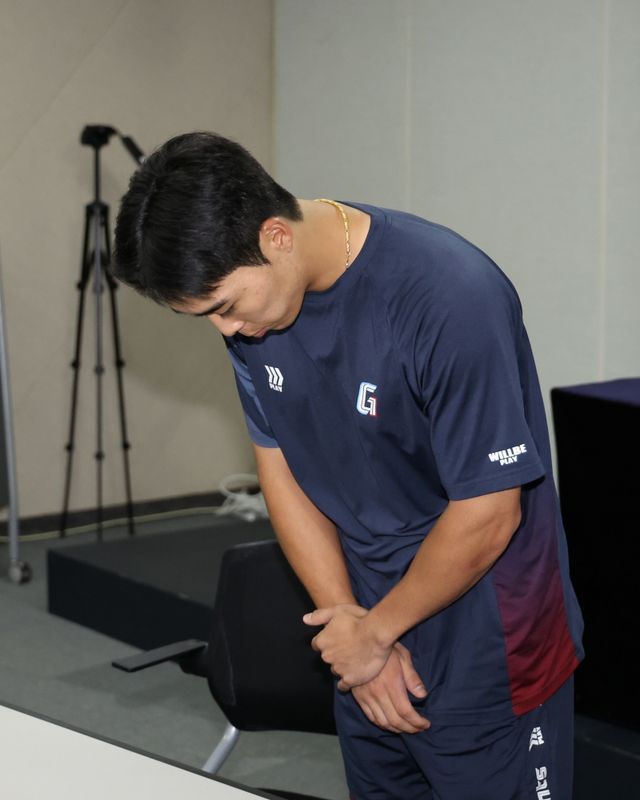 롯데 자이언츠 외야수 김동혁이 2일 광주-KIA챔피언스필드에서 열리는 2026 신한 SOL KBO리그 KIA 타이거즈와의 정규시즌 7차전을 앞두고 1군 엔트리에 올라왔다. 김동혁은 지난 2월 대만 타이난 숙소 인근에 위치한 사행성 오락실에 방문해 전자 베팅 게임을 이용한 사실이 확인됐고, 한국야구위원회(KBO) 상벌위원회로부터 50경기 출전 정지 징계를 받았다. 지난달 29일 창원 NC 다이노스전까지 50경기를 채우면서 징계를 마쳤고, 30~31일 퓨처스리그 경기를 소화했다. 롯데 자이언츠