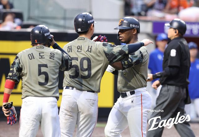 한화 이글스 외국인 타자 요나단 페라자(오른쪽)가 20일 대전 한화생명 볼파크에서 열린 2026 신한 SOL KBO리그 삼성과의 팀 간 8차전에서 멀티 홈런을 기록, 팀 6연패 탈출을 이끌었다. 사진 한화 이글스