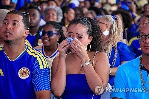 딕 아드보카트(네덜란드) 감독이 이끄는 퀴라소 축구대표팀은 21일 미국 미주리주 캔자스 시티 스타디움에서 열린 2026 북중미 월드컵 조별리그 E조 2차전에서 골키퍼 엘로이 룸의 눈부신 선방 덕분에 에콰도르와 0-0으로 비겼다. 1차전에서 독일에 1-7로 대패했던 퀴라소는 1무 1패가 되면서 승점 1을 얻었다. 퀴라소 축구 역사상 월드컵 본선 첫 승점이다. 퀴라소는 이날 무승부에도 조 4위에서 벗어나지는 못했으나 코트디부아르와의 조별리그 최종전에서 승리하면 32강에 오를 수도 있다. 연합뉴스