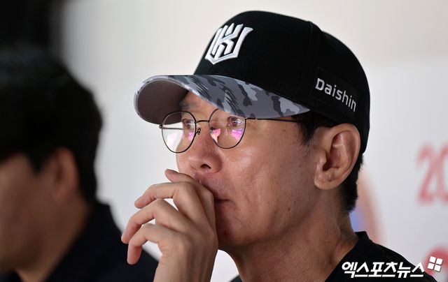 9일 오후 수원KT위즈파크에서 열리는 '2026 신한 SOL Bank KBO리그' 삼성 라이온즈와 KT 위즈의 경기, KT 이강철 감독이 삼성 선수들의 훈련을 지켜보고 있다. 엑스포츠뉴스 DB