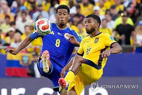 딕 아드보카트(네덜란드) 감독이 이끄는 퀴라소 축구대표팀은 21일 미국 미주리주 캔자스 시티 스타디움에서 열린 2026 북중미 월드컵 조별리그 E조 2차전에서 골키퍼 엘로이 룸의 눈부신 선방 덕분에 에콰도르와 0-0으로 비겼다. 1차전에서 독일에 1-7로 대패했던 퀴라소는 1무 1패가 되면서 승점 1을 얻었다. 퀴라소 축구 역사상 월드컵 본선 첫 승점이다. 퀴라소는 이날 무승부에도 조 4위에서 벗어나지는 못했으나 코트디부아르와의 조별리그 최종전에서 승리하면 32강에 오를 수도 있다. 연합뉴스