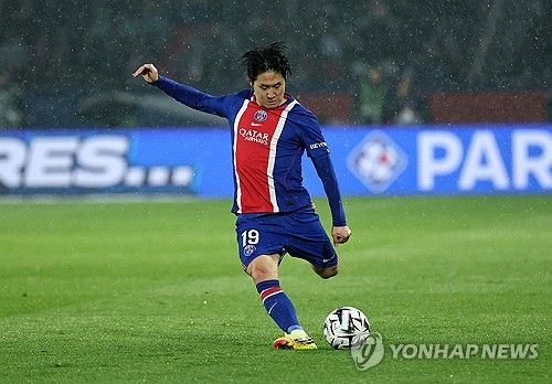 유럽 축구 이적시장 전문가 파브리치오 로마노 기자는 22일(한국시간) 자신의 유튜브 채널을 통해 아틀레티코 마드리드의 이강인(PSG) 영입 협상 상황에 대해 설명했다. 로마노 기자에 따르면 아틀레티코 마드리드는 이강인과 개인 합의를 마쳤다. 이강인은 프리미어리그 구단들로부터도 제안을 받았지만, 아틀레티코 이적을 선호하는 것으로 알려졌다. 개인 합의에 도달하면서 이강인이 서울에서 아틀레티코 입단식을 가질 가능성도 떠올랐다. 아틀레티코는 오는 8월 9일 서울월드컵경기장에서 쿠팡플레이시리즈 일환으로 맨체스터 시티(잉글랜드)와 프리시즌 친선 경기를 치를 예정이다. 연합뉴스