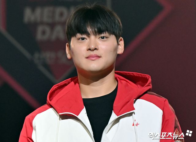 26일 오후 서울 송파구 롯데호텔 월드에서 열린 ‘2026 신한은행 SOL KBO’ 미디어데이, SSG 조병현이 포즈를 취하고 있다. 엑스포츠뉴스 DB