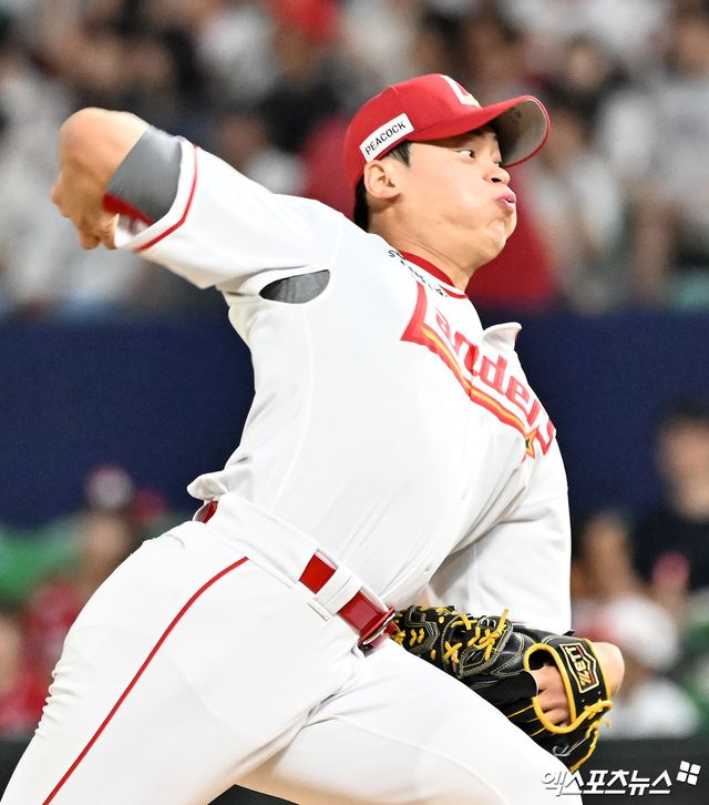 18일 오후 인천SSG랜더스필드에서 열린 '2026 신한 SOL Bank KBO리그' 롯데 자이언츠와 SSG 랜더스의 경기, 8회초 2사 1루 SSG 조병현이 공을 힘차게 던지고 있다. 엑스포츠뉴스 DB