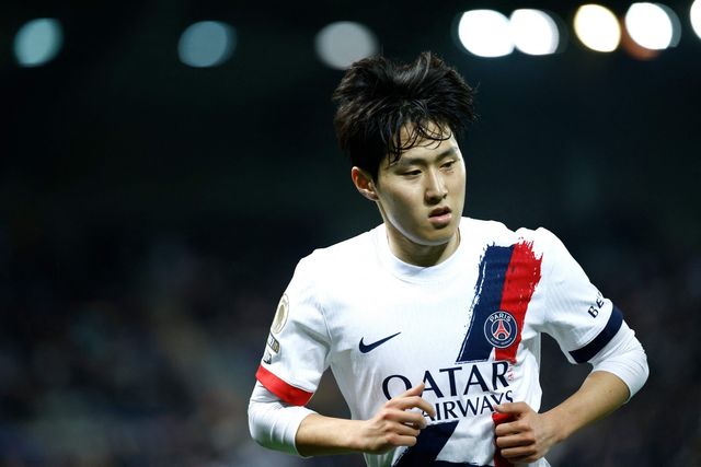 유럽 축구 이적시장 전문가 파브리치오 로마노 기자는 22일(한국시간) 자신의 유튜브 채널을 통해 아틀레티코 마드리드의 이강인(PSG) 영입 협상 상황에 대해 설명했다. 로마노 기자에 따르면 아틀레티코 마드리드는 이강인과 개인 합의를 마쳤다. 이강인은 프리미어리그 구단들로부터도 제안을 받았지만, 아틀레티코 이적을 선호하는 것으로 알려졌다. 개인 합의에 도달하면서 이강인이 서울에서 아틀레티코 입단식을 가질 가능성도 떠올랐다. 아틀레티코는 오는 8월 9일 서울월드컵경기장에서 쿠팡플레이시리즈 일환으로 맨체스터 시티(잉글랜드)와 프리시즌 친선 경기를 치를 예정이다. 연합뉴스