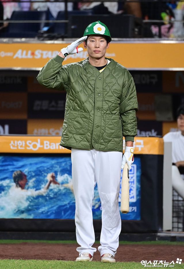 12일 오후 대전 한화생명볼파크에서 열린 '2025 신한 SOL Bank KBO 올스타전' 드림 올스타와 나눔 올스타의 경기, 8회말 나눔 김호령이 사랑의 불시착 표치수 코스프레 퍼포먼스를 선보이고 있다. 엑스포츠뉴스 DB