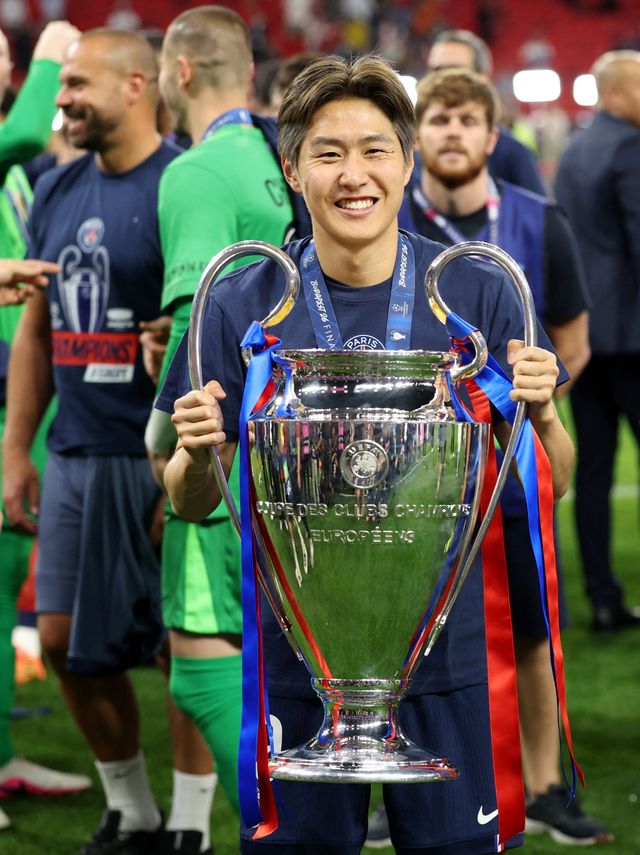 유럽 축구 이적시장 전문가 파브리치오 로마노 기자는 22일(한국시간) 자신의 유튜브 채널을 통해 아틀레티코 마드리드의 이강인(PSG) 영입 협상 상황에 대해 설명했다. 로마노 기자에 따르면 아틀레티코 마드리드는 이강인과 개인 합의를 마쳤다. 이강인은 프리미어리그 구단들로부터도 제안을 받았지만, 아틀레티코 이적을 선호하는 것으로 알려졌다. 개인 합의에 도달하면서 이강인이 서울에서 아틀레티코 입단식을 가질 가능성도 떠올랐다. 아틀레티코는 오는 8월 9일 서울월드컵경기장에서 쿠팡플레이시리즈 일환으로 맨체스터 시티(잉글랜드)와 프리시즌 친선 경기를 치를 예정이다. 연합뉴스