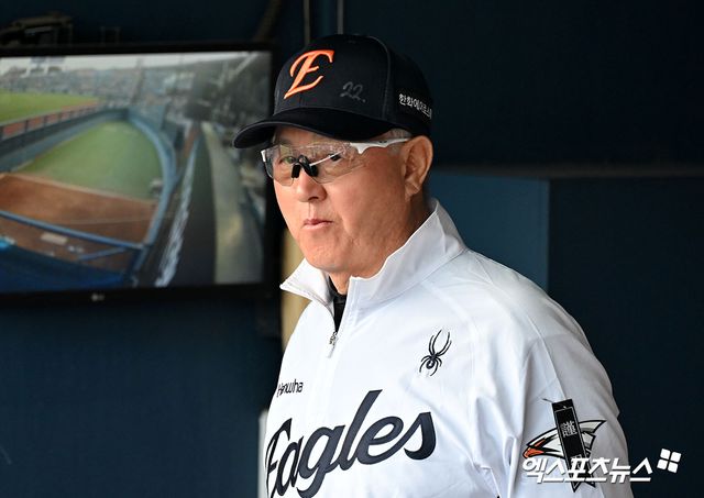 2일 오후 서울 송파구 잠실야구장에서 열린 '2026 신한 SOL Bank KBO리그' 한화 이글스와 두산 베어스의 경기, 한화 김경문 감독이 근조 리본을 착용하고 경기를 지켜보고 있다. 엑스포츠뉴스 DB