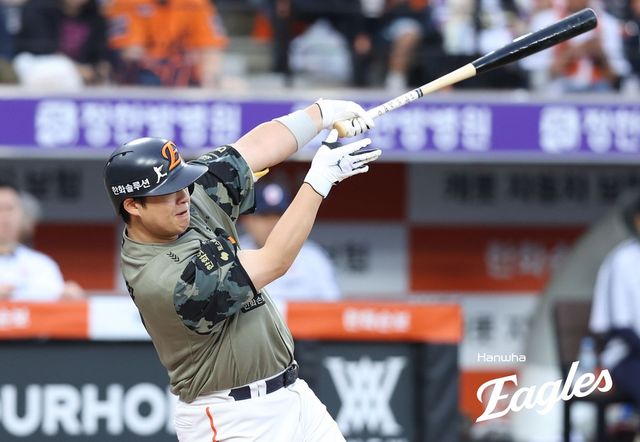 한화는 23일 대전 한화생명볼파크에서 2026 신한 SOL뱅크 KBO리그 두산전을 치러 3-2로 승리했다. 이날 승리로 한화는 시즌 34승2무35패로 4연패 수렁에 빠진 두산(시즌 34승2무37패)을 제치고 다시 5위로 올라섰다. 한화는 2-2로 팽팽하던 9회말 1사 뒤 요나단 페라자의 좌익선상 2루타로 끝내기 기회를 맞이했다. 2사 뒤 강백호가 자동 고의4구로 걸어나간 가운데 두산이 선택한 노시환이 좌중간 끝내기 안타를 날려 경기를 마무리했다. 한화 이글스