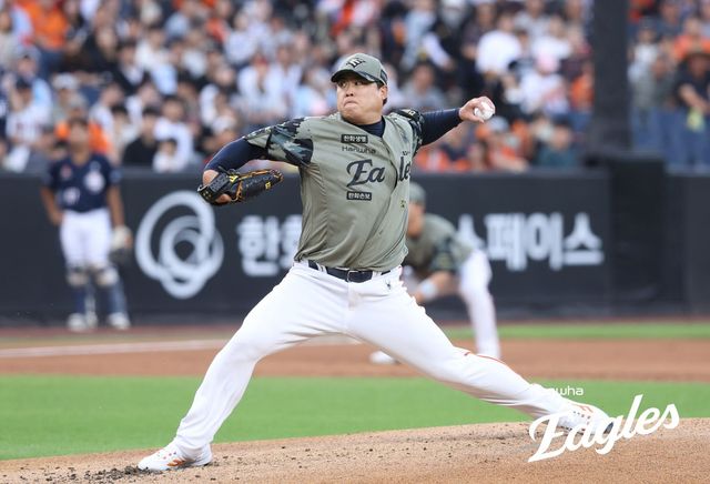 한화는 23일 대전 한화생명볼파크에서 2026 신한 SOL뱅크 KBO리그 두산전을 치러 3-2로 승리했다. 이날 승리로 한화는 시즌 34승2무35패로 4연패 수렁에 빠진 두산(시즌 34승2무37패)을 제치고 다시 5위로 올라섰다. 한화는 2-2로 팽팽하던 9회말 1사 뒤 요나단 페라자의 좌익선상 2루타로 끝내기 기회를 맞이했다. 2사 뒤 강백호가 자동 고의4구로 걸어나간 가운데 두산이 선택한 노시환이 좌중간 끝내기 안타를 날려 경기를 마무리했다. 한화 이글스