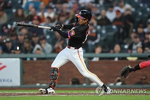 미국 메이저리그(MLB) 샌프란시스코 자이언츠의 이정후(27)가 첫 타석부터 홈런을 신고하며 타율왕 추격에 시동을 걸었다. 샌프란시스코는 24일 오전 10시 45분부터 미국 캘리포니아주 샌프란시스코의 오라클 파크에서 애슬레틱스와 2026 메이저리그 정규시즌 홈 경기를 치르는 중이다. 이정후는 2회말 1사 주자 없는 상황에서 첫 타석에 등장한 뒤 상대 선발 애런 서발리의 2구를 통타해 솔로포를 터트렸다. 자신의 시즌 5호 홈런이다. 연합뉴스 &nbsp;