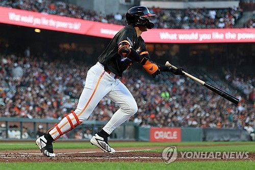 미국 메이저리그(MLB) 샌프란시스코 자이언츠의 이정후(27)가 첫 타석부터 홈런을 신고하며 타율왕 추격에 시동을 걸었다. 샌프란시스코는 24일 오전 10시 45분부터 미국 캘리포니아주 샌프란시스코의 오라클 파크에서 애슬레틱스와 2026 메이저리그 정규시즌 홈 경기를 치르는 중이다. 이정후는 2회말 1사 주자 없는 상황에서 첫 타석에 등장한 뒤 상대 선발 애런 서발리의 2구를 통타해 솔로포를 터트렸다. 자신의 시즌 5호 홈런이다. 연합뉴스 &nbsp;