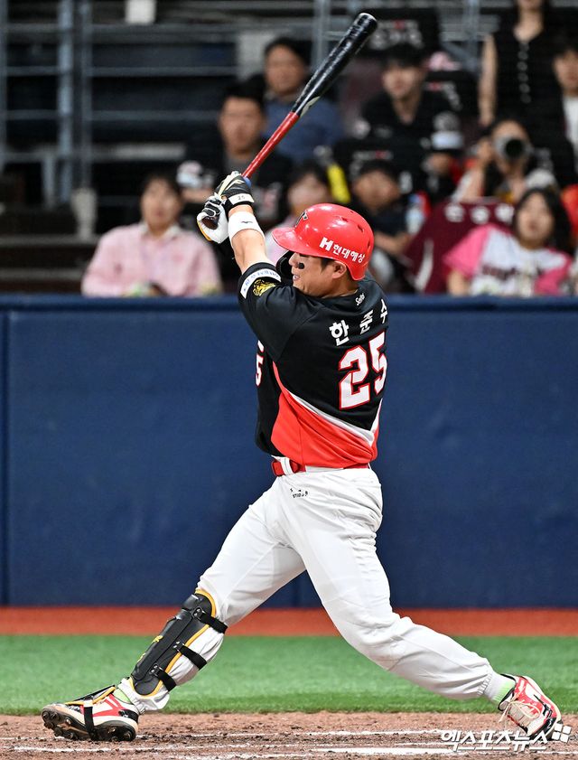 24일 오후 서울 구로구 고척스카이돔에서 열린 '2026 신한 SOL Bank KBO리그' KIA 타이거즈와 키움 히어로즈의 경기, 6회초 무사 1,3루 KIA 한준수가 1타점 2루타를 날리고 있다. 고척, 김한준 기자